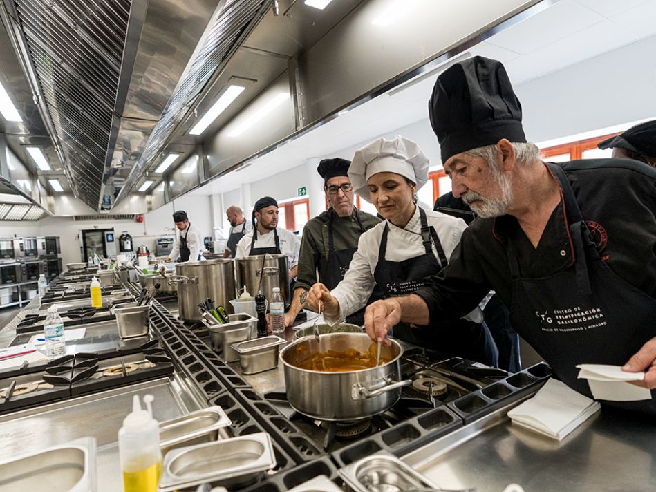 15 cocineros, restauradores y gerentes de restaurantes de la provincia han participado en el primer curso celebrado en el Centro de Tecnificación Gastronómica / Clara Manzano